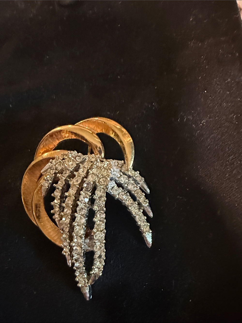 Beautiful Brooch Pin Rhinestone Diamond Gold Tone Metal Design - Picture 2 of 3